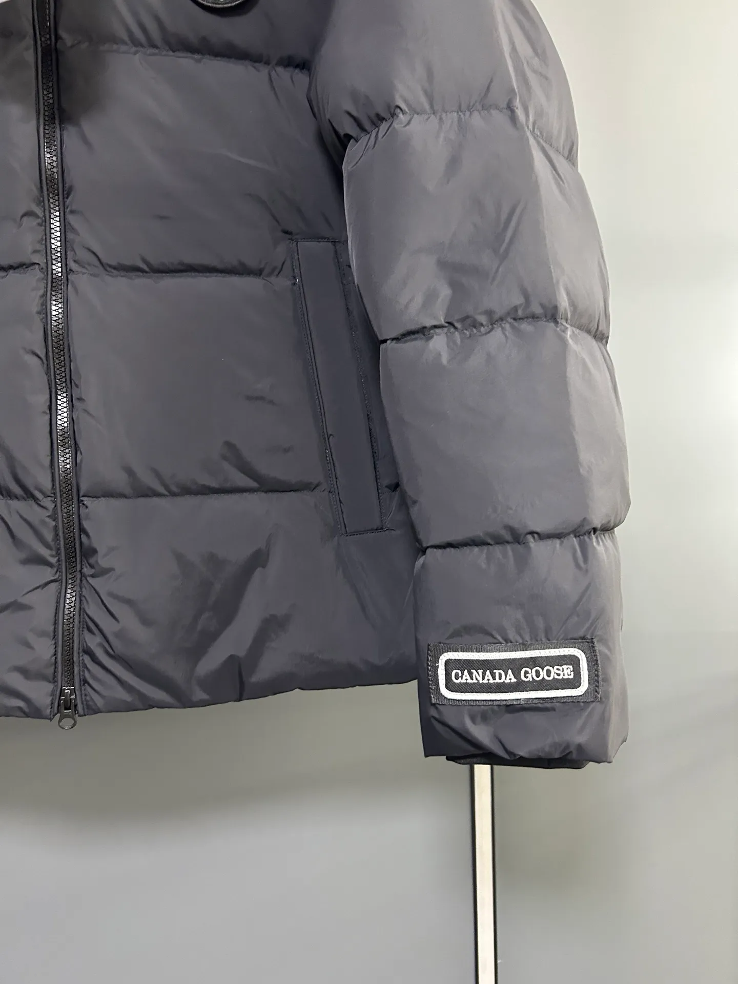 P720 Canada 🦢 Canada Goose hooded reflective stripe down jacket has always been recognized as the warmest down jacket. Various Instagram celebrities, Internet celebrities, and celebrities often wear it for street photos. I do Canada Goose every year, but I still can’t get rid of my love for the geese. No matter how cold the weather is, there is no need to be afraid, because there are geese! Filled with 90% white duck down, Canada Goose is the legendary warmest down jacket and is known as a must-have for Arctic outdoor sports! The most popular down jacket in the world, celebrities are rushing to buy it, it is a must-have!  Same style for men and women Color: Navy Size: M-3XL